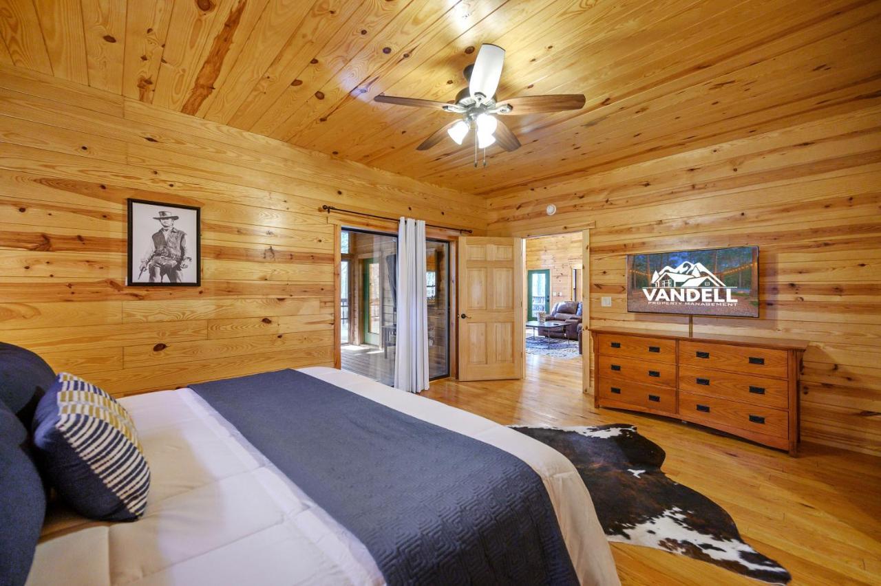 The Eastwood Spacious Retreat With 4 King En-Suites - Hot Tub - Pet-Friendly - Cozy Fire Pit - Prime Location - Multi-Family Broken Bow Exterior photo