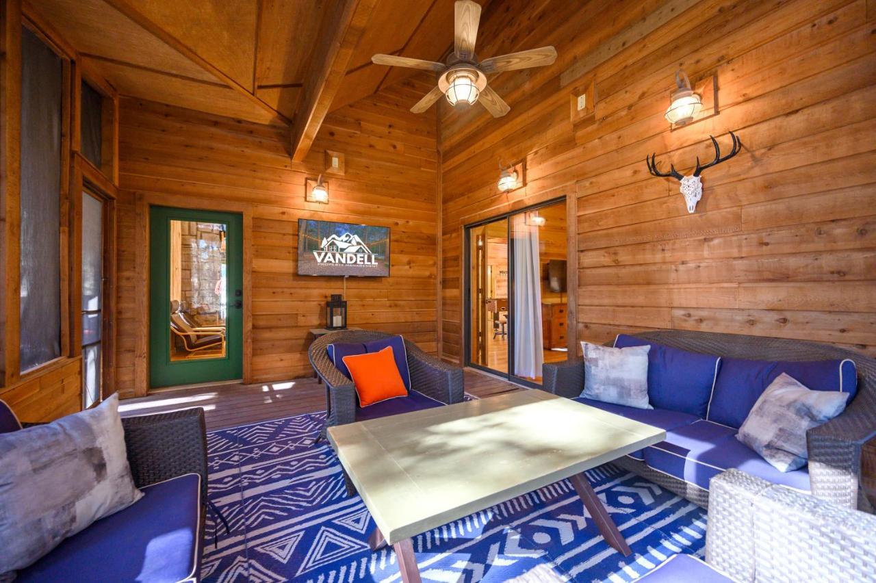 The Eastwood Spacious Retreat With 4 King En-Suites - Hot Tub - Pet-Friendly - Cozy Fire Pit - Prime Location - Multi-Family Broken Bow Exterior photo