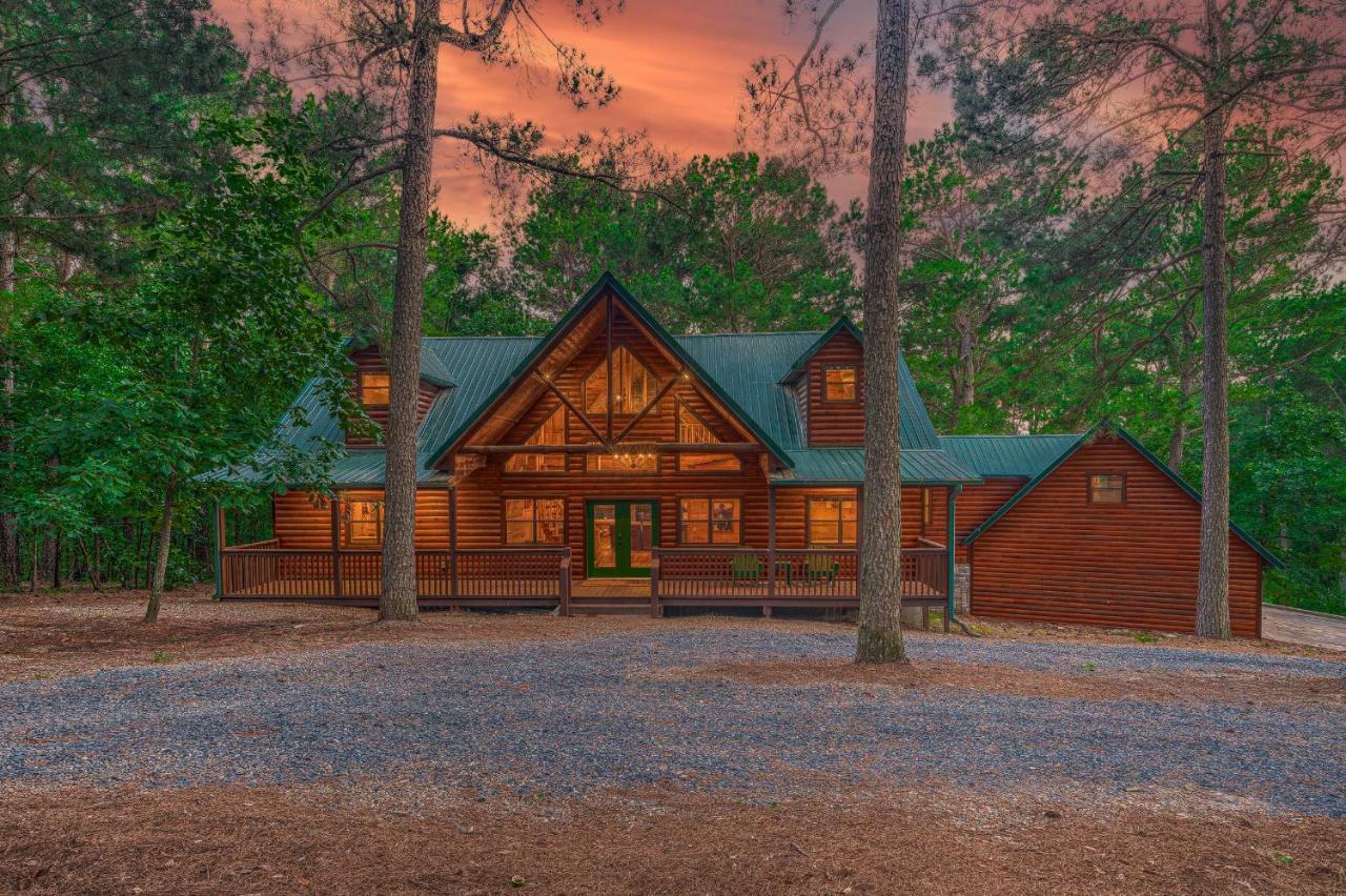 The Eastwood Spacious Retreat With 4 King En-Suites - Hot Tub - Pet-Friendly - Cozy Fire Pit - Prime Location - Multi-Family Broken Bow Exterior photo